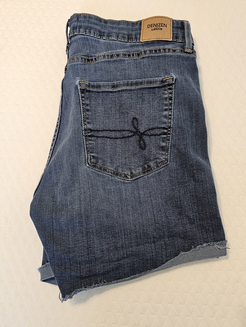 Denizen Levi’s Womens Size 12 Mid Rise Raw Hem Denim Cut Off Shorts Medium Wash
